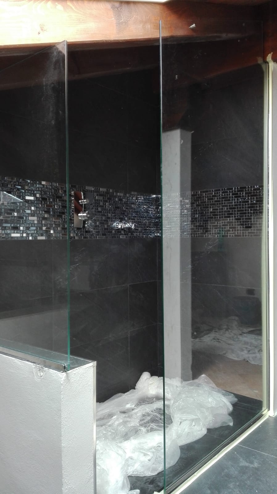 Box Doccia realizzato in vetro 8mm trasparente con borchie di fissaggio.